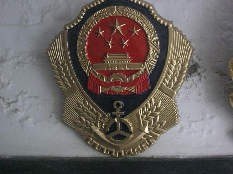 警徽制作中的环境影响
